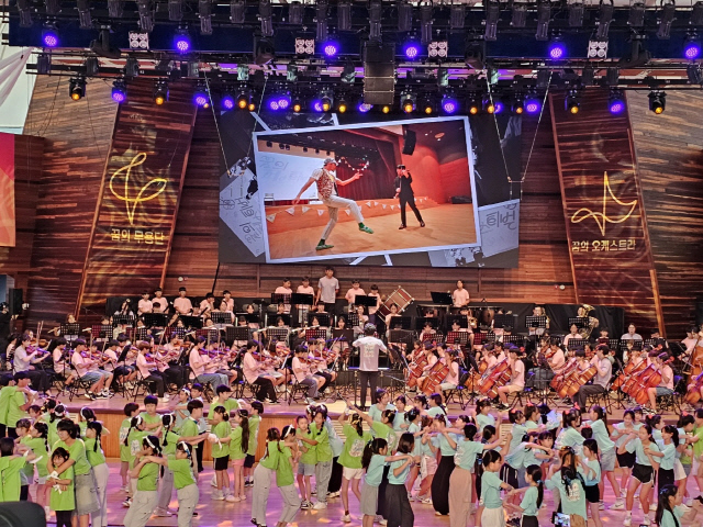 9일 평창 알펜시아 뮤직텐트에서 '꿈의 오케스트라'와 '꿈의 무용단' 단원들이 합동공연을 하고 있다.